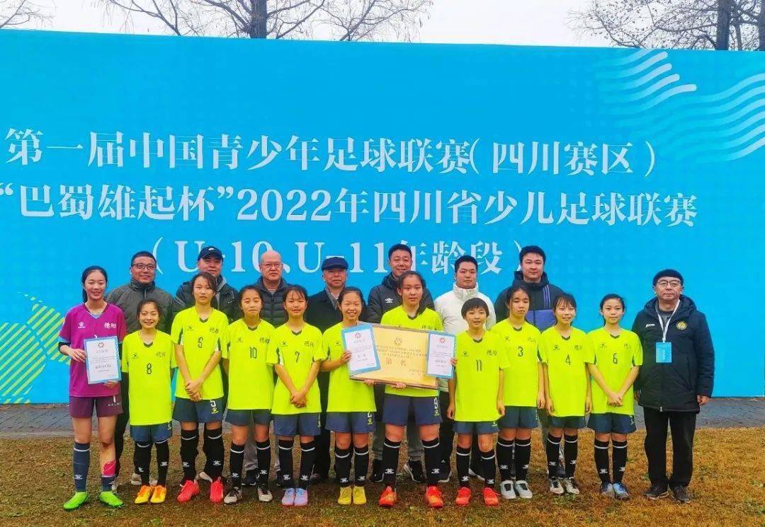 足球女将备战关键比赛,备战坚持训练 足球女将备战关键比赛,备战坚持训练