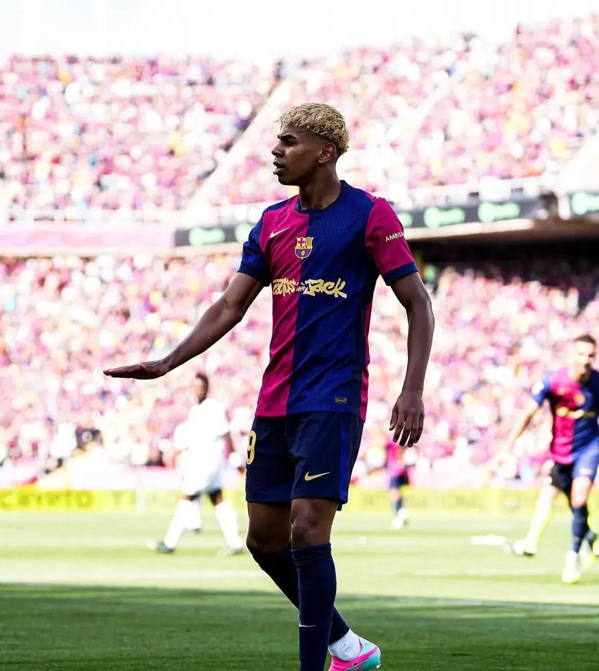 关于联赛战况备受关注，球员表现备受赞扬的信息