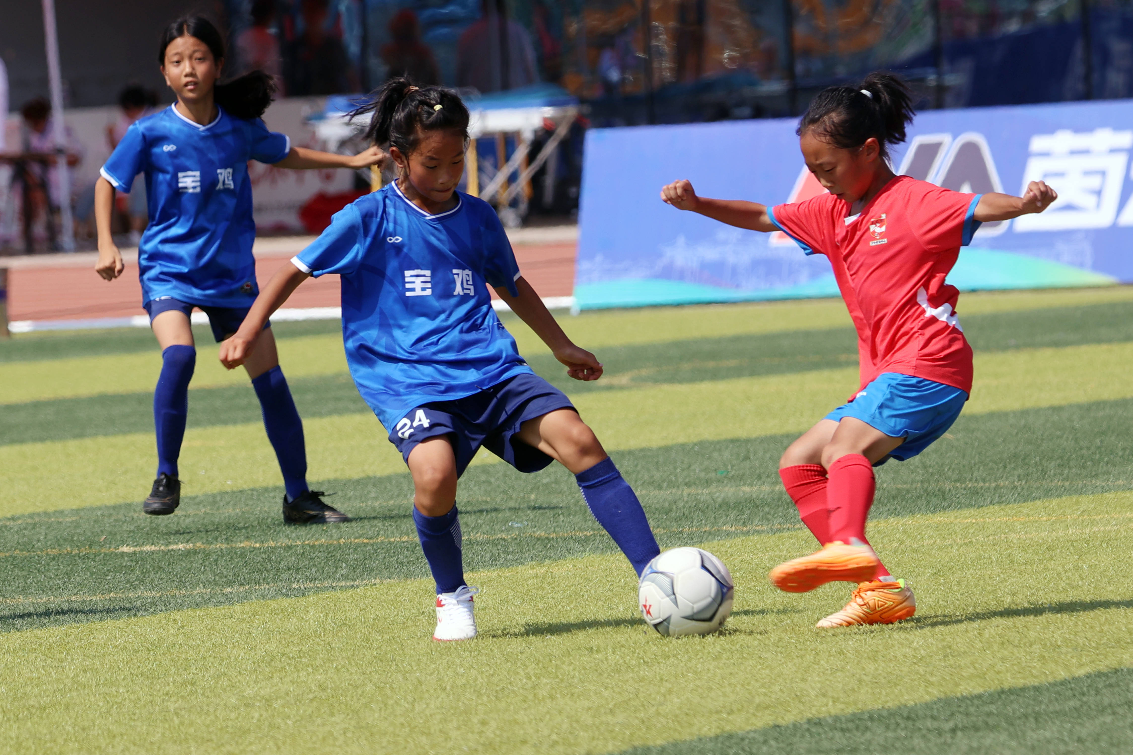 包含激烈较量：女子足球运动员争夺胜利权益的词条
