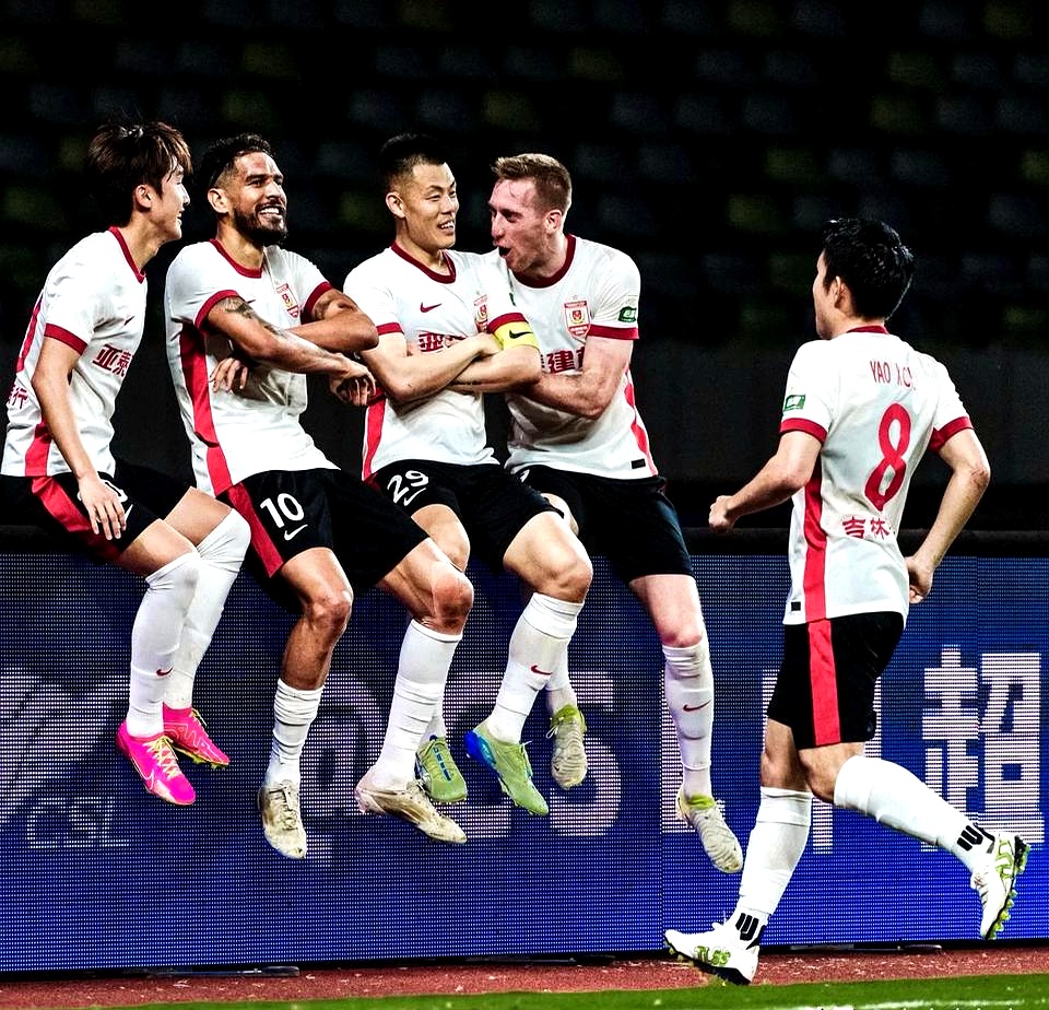 国内联赛中球队激烈角逐，迎来华丽大结局