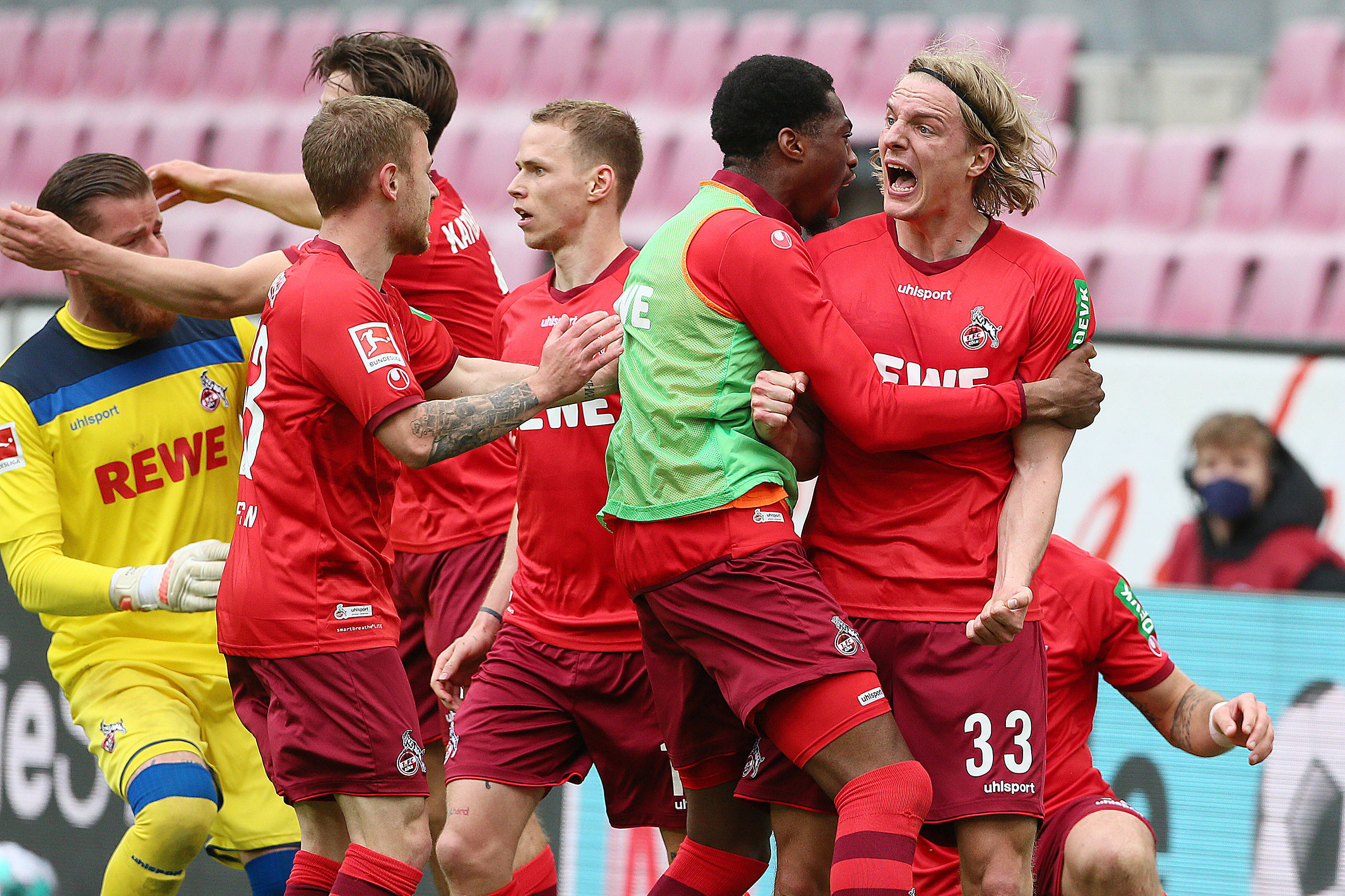 包含波鸿队击败对手拉近领跑差距的词条