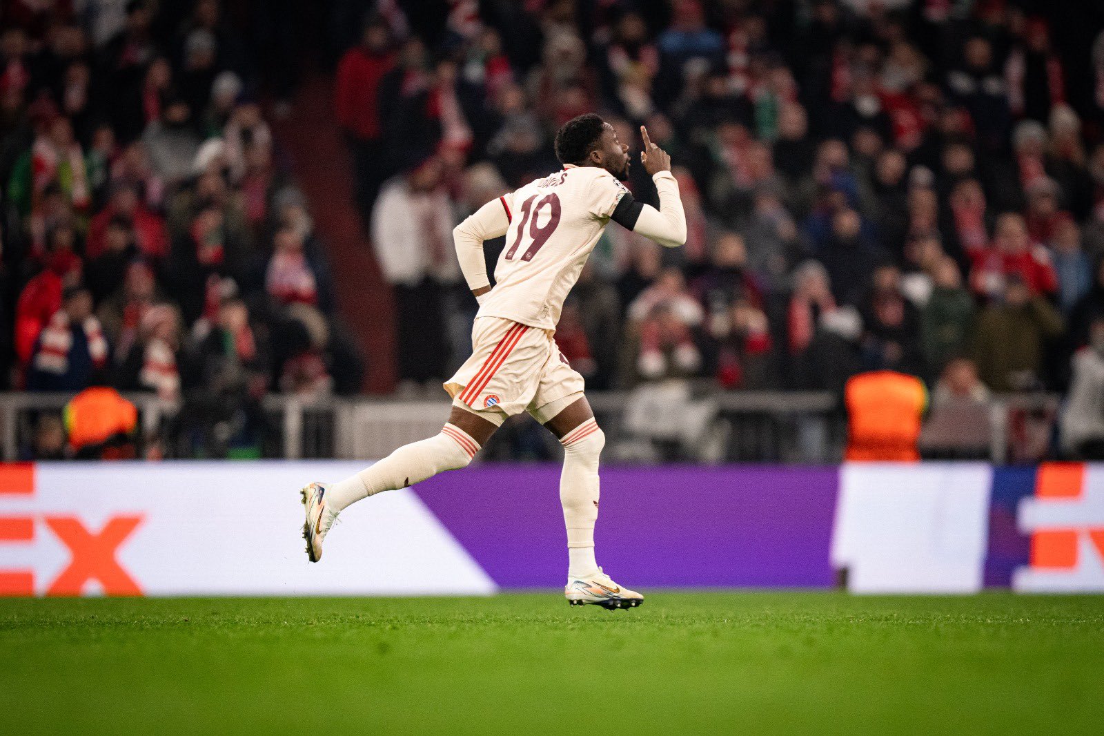 拜仁慕尼黑主场击败勒沃库森，豪取德甲领先