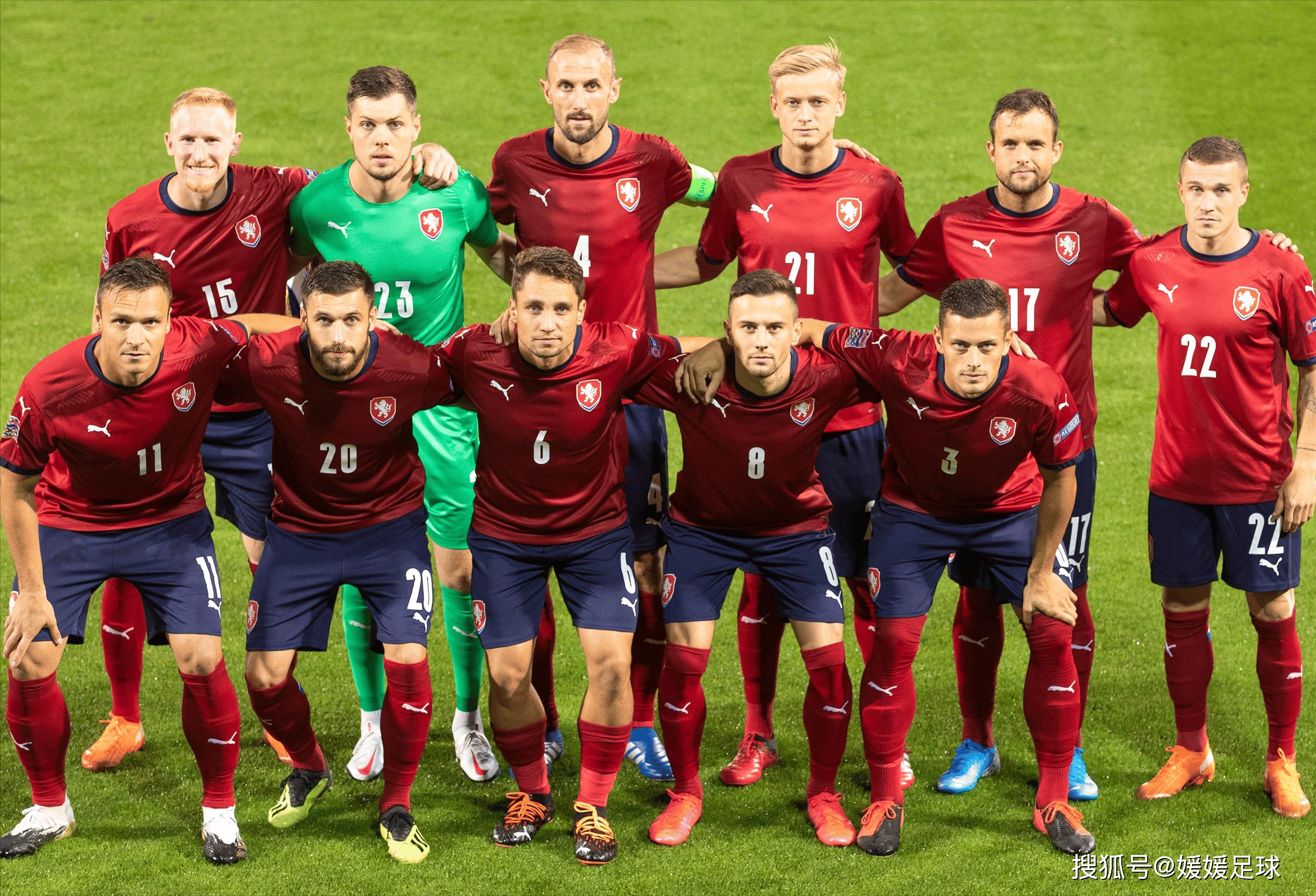 包含冰岛队在对阵罗马尼亚队中获得胜利，稳居次席的词条