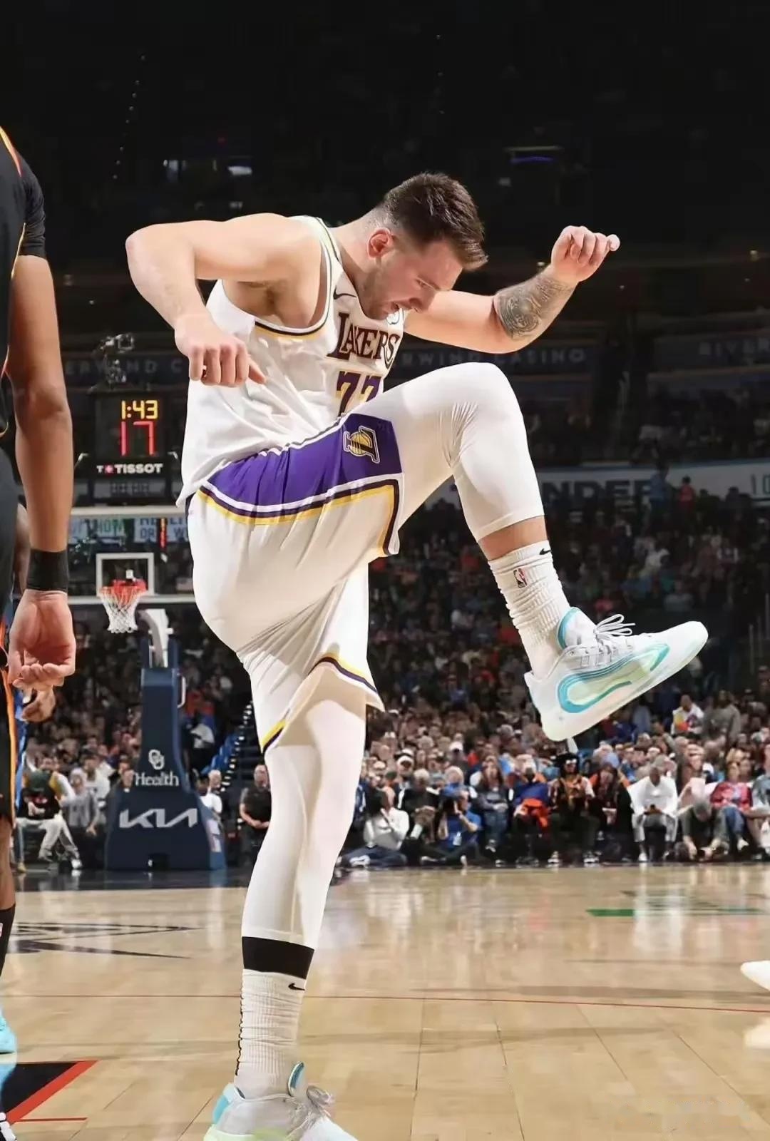 湖人B队险胜巴西男篮，莫里斯打破历史纪录