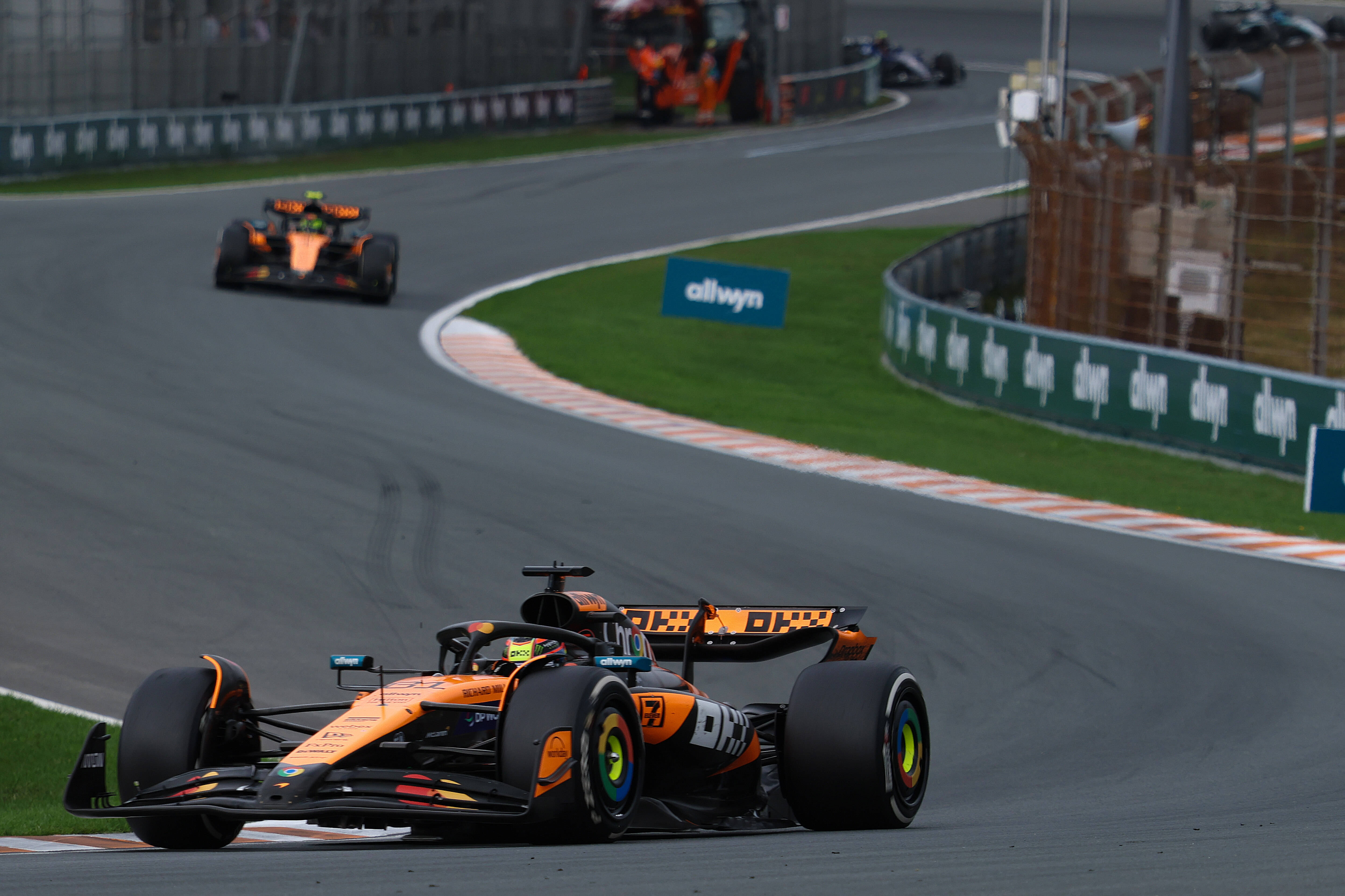 迈凯伦绝杀雷诺车队，皮亚斯特里惊艳四座